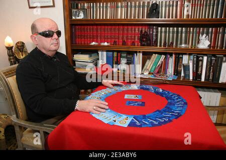 EXCLUSIF. Orabraius, la sénade aveugle, est photographiée avec un jeu de cartes tarot marquées en braille, à Thuir, près de Perpignan, dans le sud de la France, le 18 novembre 2010. Moyen Orabraius imagina et se créa ces cartes qui sont uniques dans le monde. À l'aide d'un stiletto et d'une tablette percée, il a entroué les cartes avec chacun un code différent qu'il est capable de « lire » avec ses doigts. Des centaines de personnes connues et inconnues consultent le support, la plupart d'entre elles de façon anonyme. Photo de Michel Clementz/ABACAPRESS.COM Banque D'Images