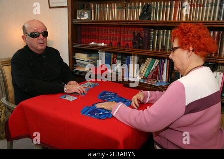 EXCLUSIF. Orabraius, la sénade aveugle, est photographiée en faisant ses prédictions à travers un jeu de cartes tarot marqué en braille, à Thuir, près de Perpignan, dans le sud de la France, le 18 novembre 2010. Moyen Orabraius imagina et se créa ces cartes qui sont uniques dans le monde. À l'aide d'un stiletto et d'une tablette percée, il a entroué les cartes avec chacun un code différent qu'il est capable de « lire » avec ses doigts. Des centaines de personnes connues et inconnues consultent le support, la plupart d'entre elles de façon anonyme. Photo de Michel Clementz/ABACAPRESS.COM Banque D'Images