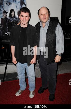 « Jason Alexander et son fils Noah assistent à la projection « The Warrior's Way » aux cinémas CGV le 19 novembre 2010 à Los Angeles, Californie. Photo de Lionel Hahn/ABACAPRESS.COM' Banque D'Images