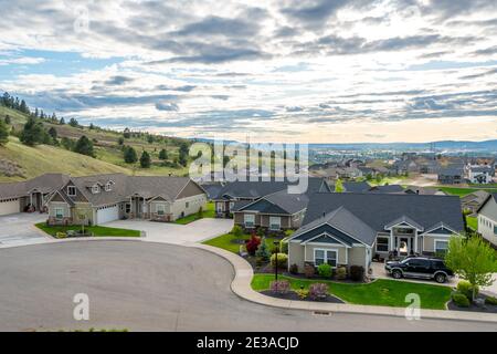 Vue d'une colline à Liberty Lake, Washington, d'une nouvelle subdivision de maisons avec les villes de Spokane et Spokane Valley. Au loin. Banque D'Images