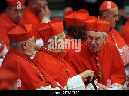 Le cardinal italien Giovanni Battista Re (à droite) assiste à la cérémonie du consistoire à la basilique Saint-Pierre au Vatican le 20 novembre 2010. Le pape Benoît XVI a officiellement créé 24 nouveaux cardinaux au milieu des acclamations de la basilique Saint-Pierre, Amener un groupe majoritairement italien dans le club d'élite qui élira son successeur.la basilique a été inondée de rouge alors que quelque 150 cardinaux du monde entier sont venus à Rome pour l'occasion d'accueillir leurs nouveaux membres. PHOTO par Eric Vandeville/ABACAPRESS.COM Banque D'Images