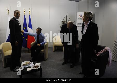 Le président français Nicolas Sarkozy, accompagné du ministre français de la Défense et des anciens combattants Alain Juppe et de la ministre française des Affaires étrangères et européennes Michele Alliot-Marie, rencontre le président américain Barack Obama lors du sommet de l'OTAN à Feira Internacional de Lisboa (fil) à Lisbonne, Portugal, le 20 novembre 2010. Photo par Elodie Gregoire/ABACAPRESS.COM Banque D'Images