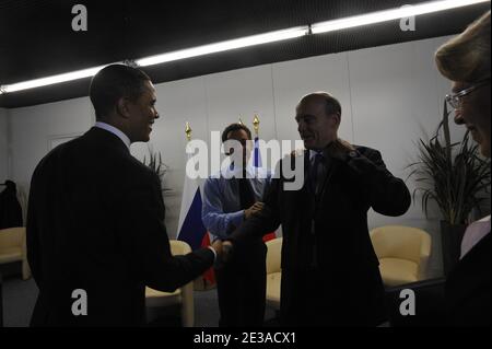 Le président français Nicolas Sarkozy, accompagné du ministre français de la Défense et des anciens combattants Alain Juppe et de la ministre française des Affaires étrangères et européennes Michele Alliot-Marie, rencontre le président américain Barack Obama lors du sommet de l'OTAN à Feira Internacional de Lisboa (fil) à Lisbonne, Portugal, le 20 novembre 2010. Photo par Elodie Gregoire/ABACAPRESS.COM Banque D'Images