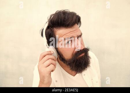 Musique instrumentale. Casque homme barbu. Profitez de chaque note. Technologie d'annulation active du bruit. Casque stéréo Hipster pour écouter de la musique. Casque sans fil moderne. Pistes de musique de danse électroniques. Banque D'Images