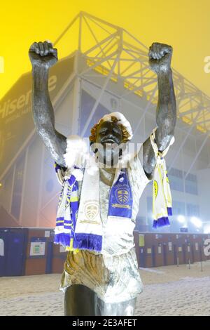 Statue de Billy Bremner à Bremner Square à l'extérieur du stade de football Leeds United sur Elland Road à Leeds. Banque D'Images