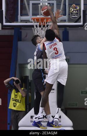 Cremona, Italie. 17 janvier 2021. DeVonte Upson #3 de l'Allianz Pallacanestro Trieste dunks le ballon pendant le match de LBA entre Vanoli Cremona et Allianz Pallacanestro Trieste le 17 janvier 2021 à PalaRadi à Cremona, Italie (photo de Morgano - DueEsseGroup/Pacific Press) crédit: Pacific Press Media production Corp./Alay Live News Banque D'Images