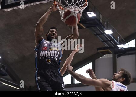 Cremona, Italie. 17 janvier 2021. Marcus Lee #24 de la Vanoli Cremona dunks le ballon pendant le match LBA entre Vanoli Cremona et Allianz Pallacanestro Trieste le 17 janvier 2021 à PalaRadi à Cremona, Italie (photo de Morgano - DueEsseGroup/Pacific Press) crédit: Pacific Press Media production Corp./Alay Live News Banque D'Images