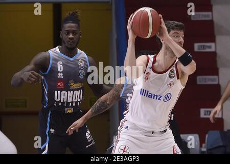 Cremona, Italie. 17 janvier 2021. Juan Manuel Fernandez #4 de l'Allianz Pallacanestro Trieste dribbles le ballon pendant le match LBA entre Vanoli Cremona et Allianz Pallacanestro Trieste le 17 janvier 2021 à PalaRadi à Cremona, Italie (photo de Morgano - DueEsseGroup/Pacific Press) crédit: Pacific Press Media production Corp./Alay Live News Banque D'Images