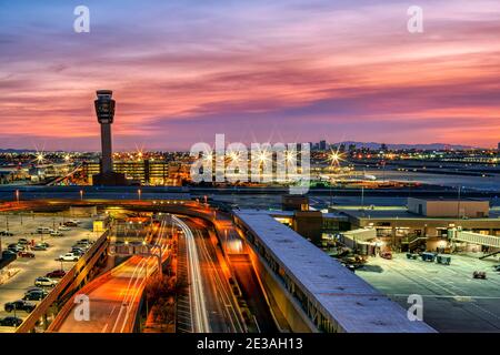 Vue sur Phoenix au coucher du soleil depuis l'aéroport Banque D'Images