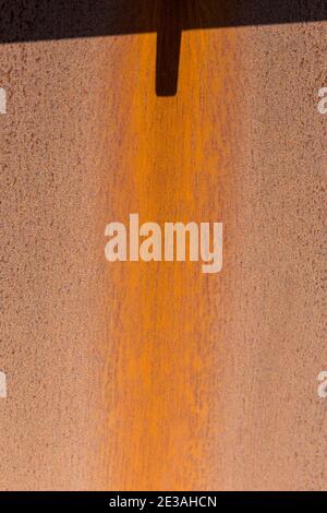 plaque en acier partiellement rouillée avec ombre Banque D'Images