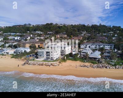 Antenne de l'érosion de la plage en face des maisons de luxe Et des appartements à la plage de Collaroy sur les plages du nord de Sydney Australie Banque D'Images