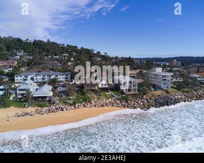 Antenne de l'érosion de la plage en face des maisons de luxe Et des appartements à la plage de Collaroy sur les plages du nord de Sydney Australie Banque D'Images