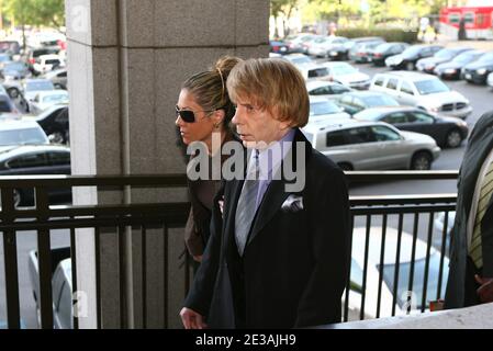 Le producteur de musique PHIL SPECTOR (né Harvey Phillip Spector, 26 décembre 1939 - 16 janvier 2021) est décédé à l'âge de 81 ans, alors qu'il purgeait une peine d'emprisonnement pour meurtre. Spector a transformé la musique pop avec son style d'enregistrement « Wall of Sound » dans les années 1960. En 2009, il a été reconnu coupable du meurtre de l'actrice hollywoodienne Lana Clarkson en 2003. PHOTO DU DOSSIER: 25 juin 2007, Los Angeles, Californie, États-Unis: Le producteur de musique PHIL SPECTOR et son épouse RACHELLE MARIE SPECTOR arrivent au bâtiment des tribunaux pénaux de Los Angeles flanqué de gardes de sécurité, pour le procès pour meurtre de Lana Clarkson. (Image crédit : © Patrick Flo Banque D'Images