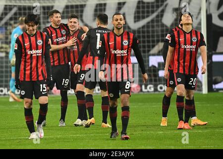 Francfort, Allemagne. 17 janvier 2021. Luka Jovic (3e L) de Francfort célèbre son score lors d'un match de football allemand du Bundesliga entre Eintracht Frankfurt et le FC Schalke 04 à Francfort, en Allemagne, le 17 janvier 2021. Crédit: Ulrich Hufnagel/Xinhua/Alamy Live News Banque D'Images