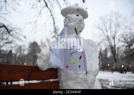 Francfort, Allemagne. 17 janvier 2021. Un bonhomme de neige tenant un papier portant la mention « Stay Healthy » est vu dans un parc à Francfort, en Allemagne, le 17 janvier 2021. Crédit: Lu Yang/Xinhua/Alay Live News Banque D'Images