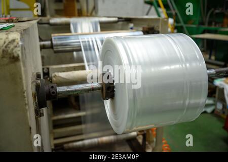 Les machines de production de film en polyéthylène basse densité (PEBD) travaillent dans une usine de sacs en plastique. Banque D'Images