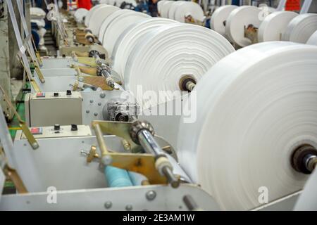 Machine de fabrication de film plastique pour produire le sac d'achats, gros plan sur le kit de stockage de rouleau dans le concept de sauver le monde et l'environnement Banque D'Images