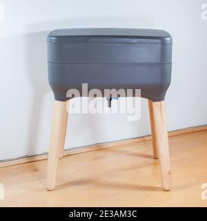 Une élégante, moderne regarder composter de ver intérieur est la solution parfaite pour la vie d'appartement, et le compostage de votre maison déchets de cuisine! Ce 2 niveaux W Banque D'Images