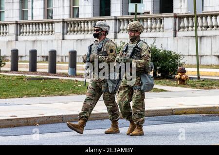 Les membres de la Garde nationale de Pennsylvanie patrouillent à l'extérieur du capitole de l'État de Pennsylvanie, à Harrisburg, en Pennsylvanie, le 17 janvier 2021. (Photo de Paul Weaver/Sipa USA) crédit: SIPA USA/Alay Live News Banque D'Images