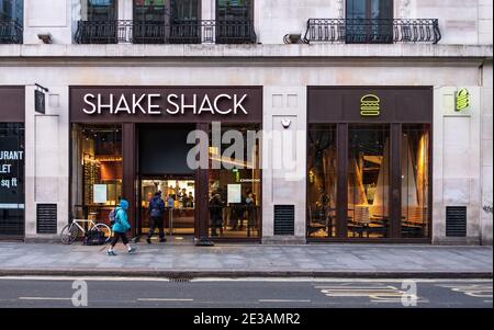 Londres, Royaume-Uni. 18 janvier 2021. Des gens font la queue devant Shake Shack à Londres. Les derniers Covid-19 LockDown slams les propriétaires d'entreprise britanniques. Crédit : SOPA Images Limited/Alamy Live News Banque D'Images