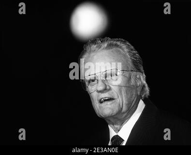 10 octobre 1997, l'évangéliste chrétien Billy Graham, William Franklin Graham Jr. (1918-2018) avant un sermon à l'intérieur du Cow Palace à Daly City, Californie. Banque D'Images