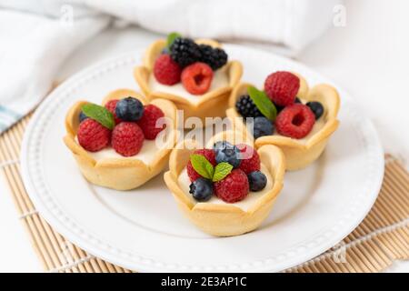 Mini tarte aux fruits et à la crème Banque D'Images