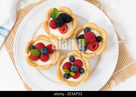 Mini tarte aux fruits et à la crème Banque D'Images