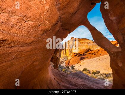 Fire Cave Arch avec les dômes blancs au loin, Valley of Fire State Park, Nevada, Etats-Unis Banque D'Images