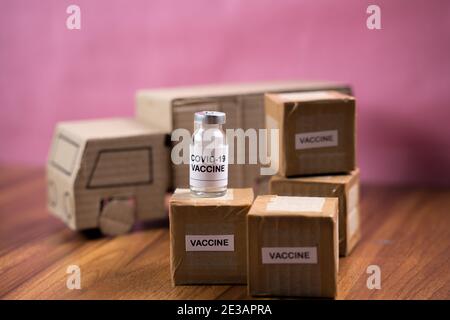 Concept du transport et de la distribution du vaccin Covid-19 coronavirus avec camion miniature, boîte de vaccins bouteille de vaccination Banque D'Images