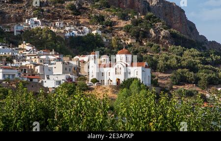 Église Saint-George à Kritsa, Crète, Grèce, 18 octobre 2020. Vue sur l'église est sur la pente inférieure des montagnes Lassithi Dikti, à l'est de C Banque D'Images