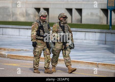 Harrisburg, États-Unis. 17 janvier 2021. Des membres de la Garde nationale de Pennsylvanie patrouillent le Capitole de l'État de Pennsylvanie.des informations faisant état d'une possible manifestation armée ont provoqué la fermeture du Capitole de Pennsylvanie et une présence supplémentaire de sécurité de la police du Capitole de Pennsylvanie, de la police de l'État, de la police de Harrisburg et de la Garde nationale de Pennsylvanie. Crédit : SOPA Images Limited/Alamy Live News Banque D'Images