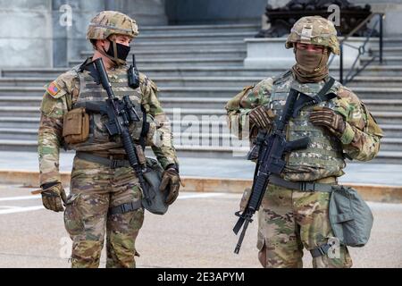 Harrisburg, États-Unis. 17 janvier 2021. Des membres armés de la Garde nationale de Pennsylvanie protègent le Capitole de l'État de Pennsylvanie.des informations faisant état d'une possible manifestation armée ont provoqué la fermeture du Capitole de Pennsylvanie et une présence supplémentaire de sécurité de la police du Capitole de Pennsylvanie, de la police de l'État, de la police de Harrisburg et de la Garde nationale de Pennsylvanie. Crédit : SOPA Images Limited/Alamy Live News Banque D'Images