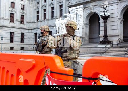 Harrisburg, États-Unis. 17 janvier 2021. Des membres armés de la Garde nationale de Pennsylvanie protègent le Capitole de l'État de Pennsylvanie.des informations faisant état d'une possible manifestation armée ont provoqué la fermeture du Capitole de Pennsylvanie et une présence supplémentaire de sécurité de la police du Capitole de Pennsylvanie, de la police de l'État, de la police de Harrisburg et de la Garde nationale de Pennsylvanie. Crédit : SOPA Images Limited/Alamy Live News Banque D'Images