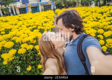 Touristes caucasiens couple heureux homme et femme en vacances Tet. Nouvel an lunaire de la Chine du Vietnam au printemps Banque D'Images