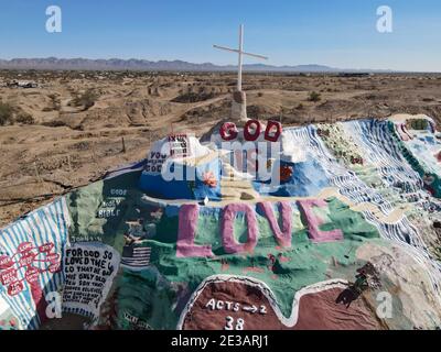 Vue aérienne de la montagne du Salut, hommage de Léonard à Dieu et son don au monde avec son message simple mais puissant, Dieu est Amour. Niland, Calif Banque D'Images