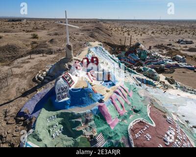 Vue aérienne de la montagne du Salut, hommage de Léonard à Dieu et son don au monde avec son message simple mais puissant, Dieu est Amour. Niland, Calif Banque D'Images