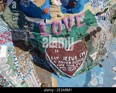 Vue aérienne de la montagne du Salut, hommage de Léonard à Dieu et son don au monde avec son message simple mais puissant, Dieu est Amour. Niland, Calif Banque D'Images