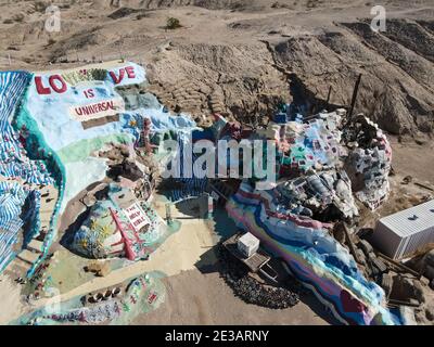 Vue aérienne de la montagne du Salut, hommage de Léonard à Dieu et son don au monde avec son message simple mais puissant, Dieu est Amour. Niland, Calif Banque D'Images