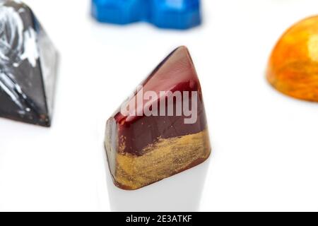 Bonbons au chocolat sous forme de pierres précieuses sur fond blanc. Cadeau pour la Saint-Valentin Banque D'Images