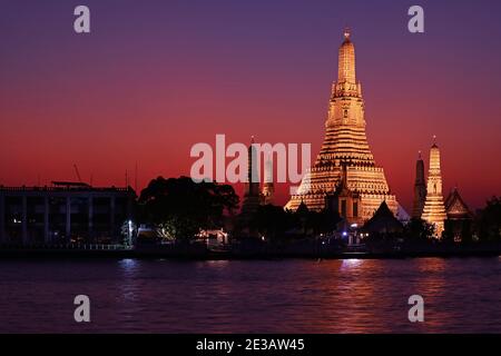 Incroyable vue nocturne de Wat Arun ou le Temple de l'Aube, situé sur la rive ouest de la rivière Chao Phraya à Bangkok, en Thaïlande Banque D'Images