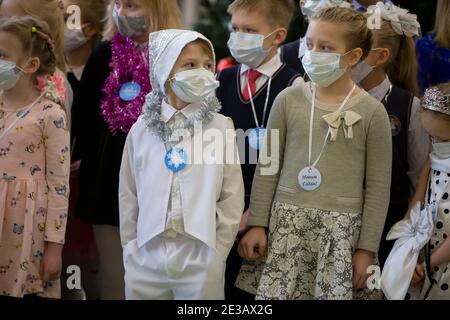 24 décembre 2020. Biélorussie, la ville de Gomil. Vacances de Noël dans la ville pendant l'épidémie de coronavirus. Enfants dans des masques médicaux au Christm Banque D'Images