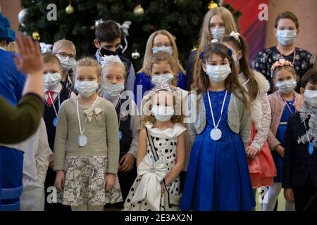 24 décembre 2020. Biélorussie, la ville de Gomil. Vacances de Noël dans la ville pendant l'épidémie de coronavirus. Enfants dans des masques médicaux au Christm Banque D'Images