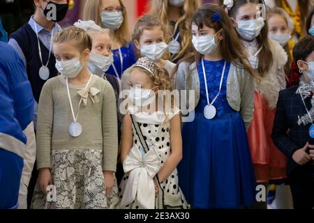 24 décembre 2020. Biélorussie, la ville de Gomil. Vacances de Noël dans la ville pendant l'épidémie de coronavirus. Enfants dans des masques médicaux au Christm Banque D'Images