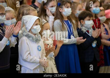 24 décembre 2020. Biélorussie, la ville de Gomil. Vacances de Noël dans la ville pendant l'épidémie de coronavirus. Enfants dans des masques médicaux au Christm Banque D'Images