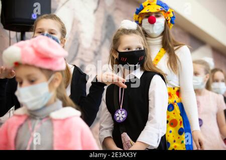 24 décembre 2020. Biélorussie, la ville de Gomil. Vacances de Noël dans la ville pendant l'épidémie de coronavirus. Enfants dans des masques médicaux au Christm Banque D'Images