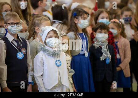 24 décembre 2020. Biélorussie, la ville de Gomil. Vacances de Noël dans la ville pendant l'épidémie de coronavirus. Enfants dans des masques médicaux au Christm Banque D'Images