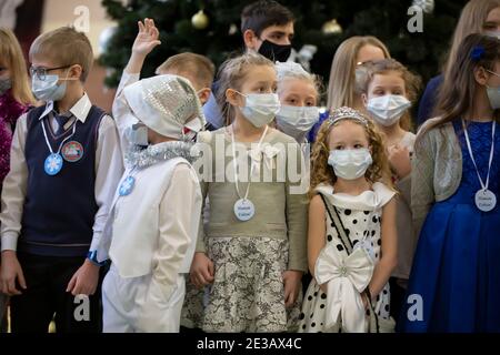 24 décembre 2020. Biélorussie, la ville de Gomil. Vacances de Noël dans la ville pendant l'épidémie de coronavirus. Enfants dans des masques médicaux au Christm Banque D'Images