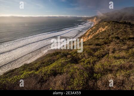 La côte immaculée de point Reyes National Seashore où l'océan rencontre des falaises et chaparral juste au nord de San Francisco en Californie, États-Unis. Banque D'Images