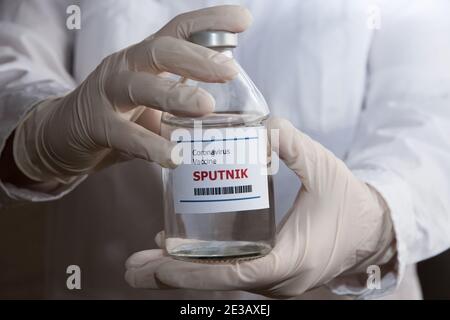 Krasnodar, Russie - 12 janvier 2021 : les mains du médecin tenant un flacon du vaccin russe Spoutnik de Covid-19 Banque D'Images