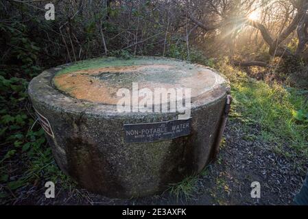 Un creux d'eau stagnante et d'algues avec l'avertissement qu'il n'est pas potable et destiné à la consommation animale seulement à point Reyes, Californie. Banque D'Images